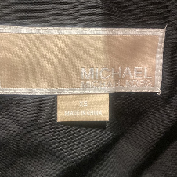 Waterproof and hooded coat, length to mid thigh - Picture 3 of 4